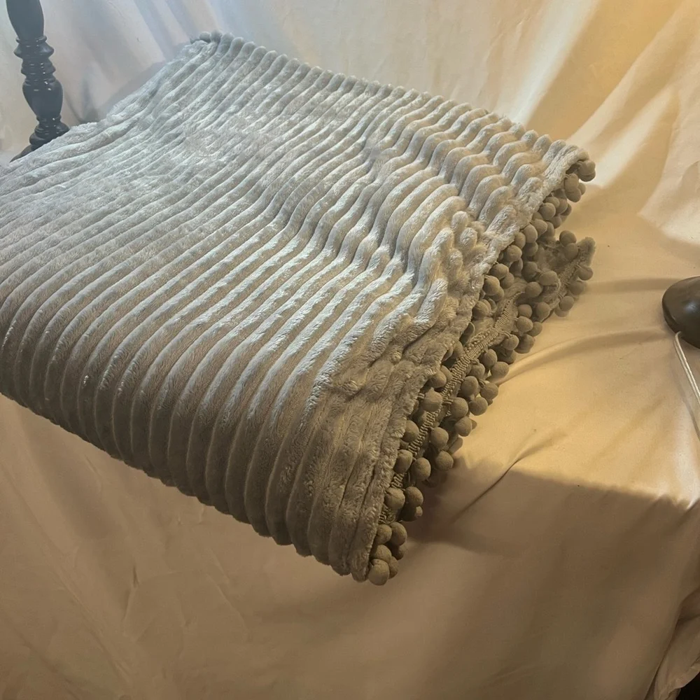 Luxurious Striped Bedding Set